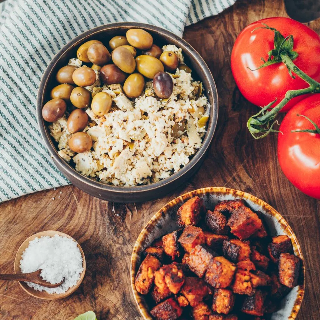 Detailansicht: Panzanella Salat mit knusprigem Tofu und frischen Gurkenstücken