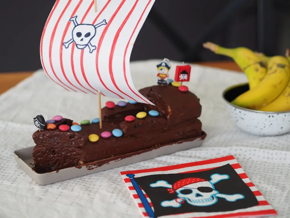 Detailansicht: Schokoladiger Piratenschiffkuchen für die Geburtstagsfeier
