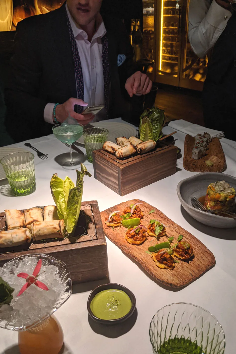 Detailansicht von Hamachi Tiradito, dünn geschnittener Fisch mit exotischem Dressing