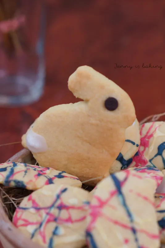 Detailansicht von Osterplätzchen: weiche Schmandkekse liebevoll mit Zuckerguss verziert.