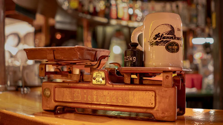 Detailaufnahme der Bierwaage, ein historisches Messinstrument für das Bierzapfen.