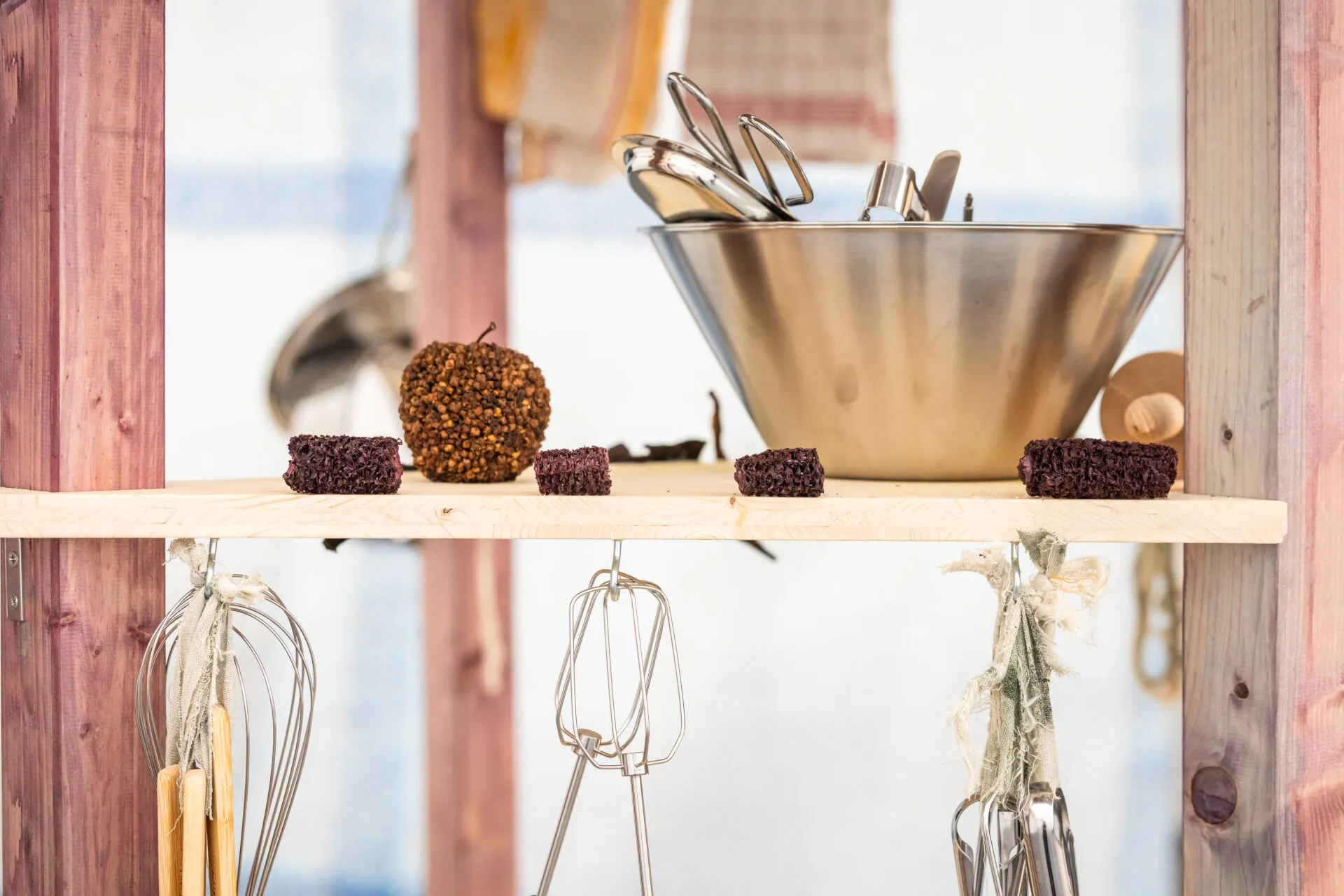 Detailaufnahme der Installation „archipelago in sauce“.