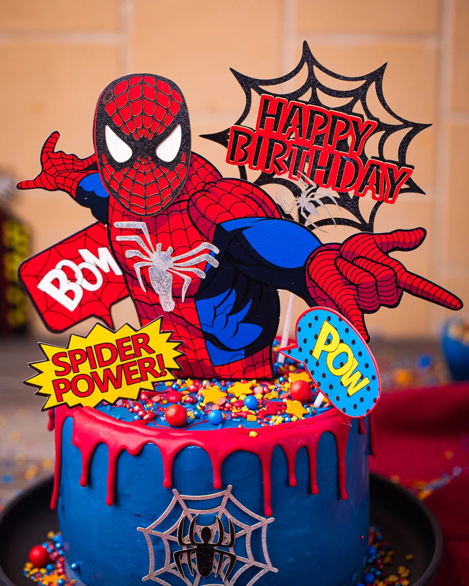 Detailaufnahme der Spiderman Dekostecker auf einer bunten Torte.