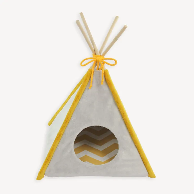 Detailaufnahme der Stoffauswahl für ein Katzentipi, darunter weicher Minky-Stoff und Baumwolle mit Tiermotiven, bereit zum Nähen.