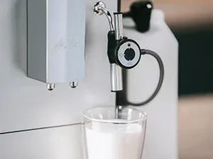 Detailaufnahme des Auto Cappuccinatore der Melitta Solo &amp; Perfect Milk E957