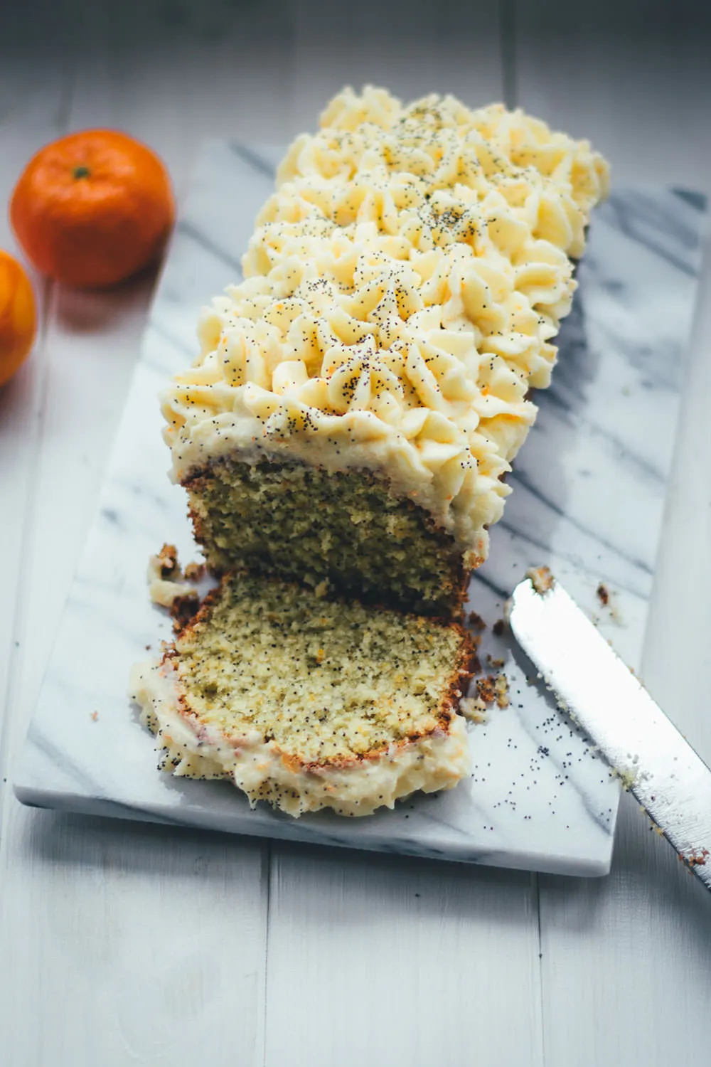 Detailaufnahme des Kuchens mit Mohn und Frosting