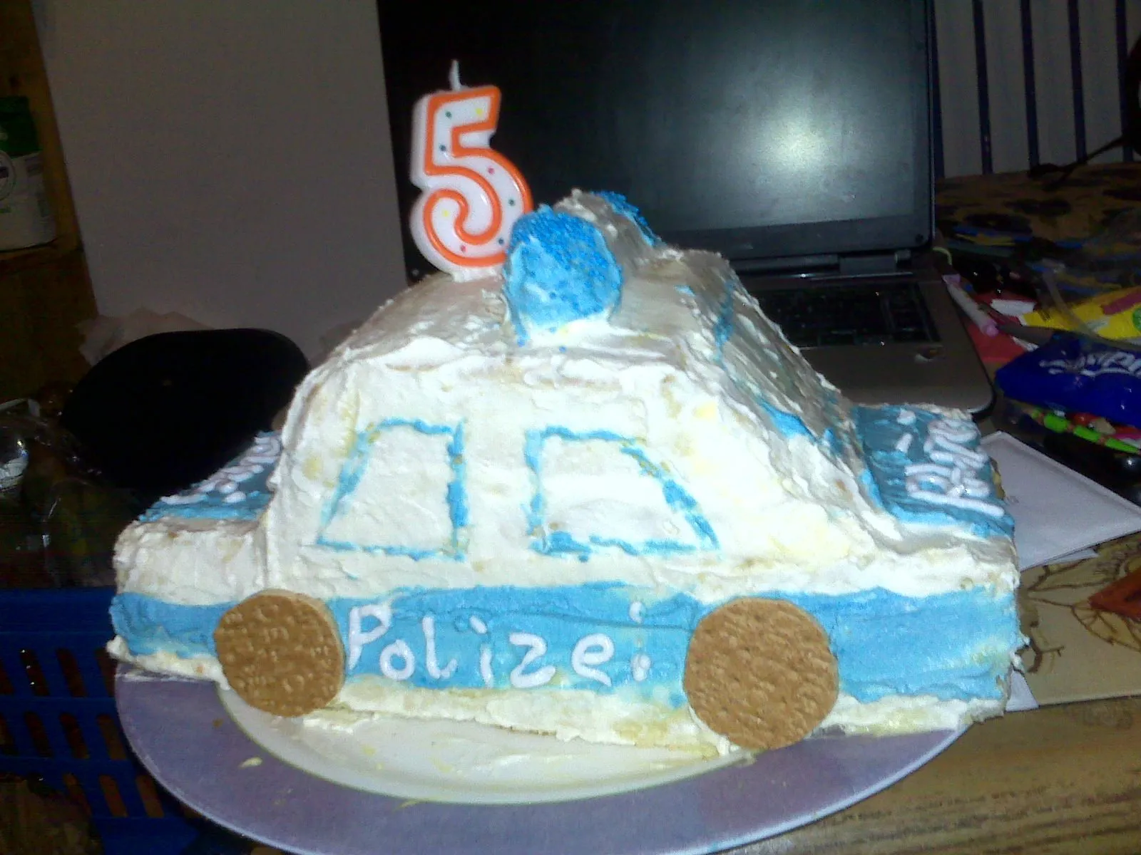 Detailaufnahme des Polizeiauto Geburtstagskuchens