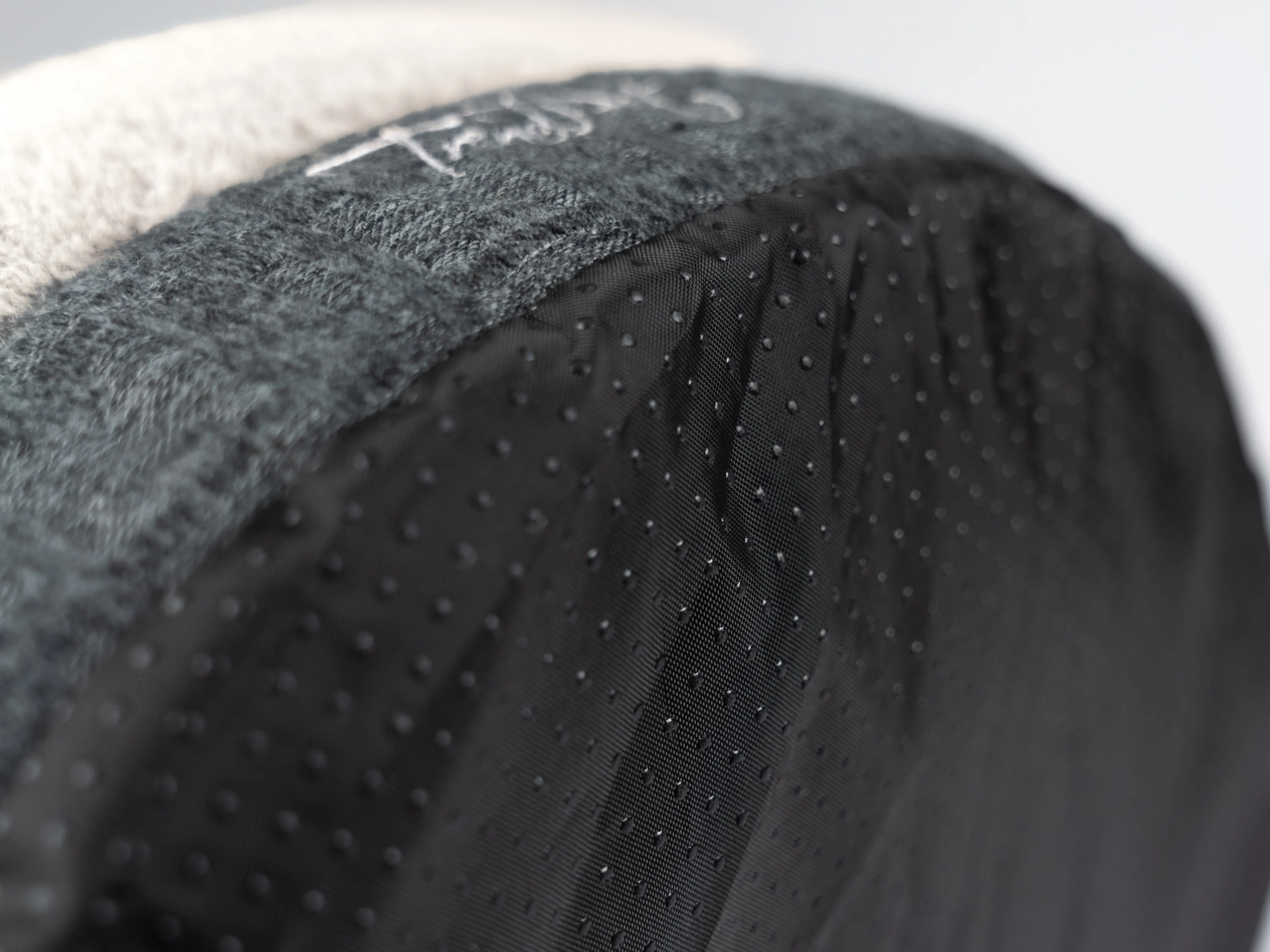 Detailaufnahme des weichen Innenkissens der LunaHome Kuschelhöhle