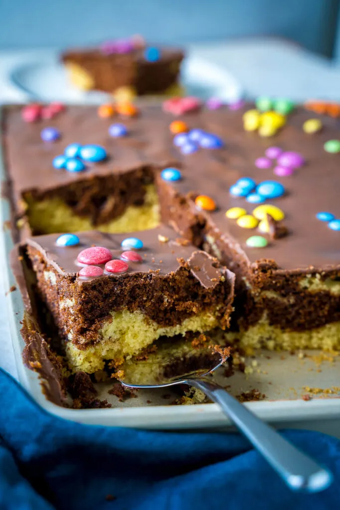 Detailaufnahme eines feuchten Marmorkuchenstücks, perfekt für den Kindergeburtstag