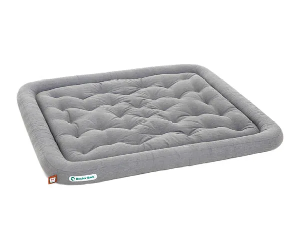 Detailaufnahme eines orthopädischen Hundekissens, das die ergonomische Formgebung hervorhebt