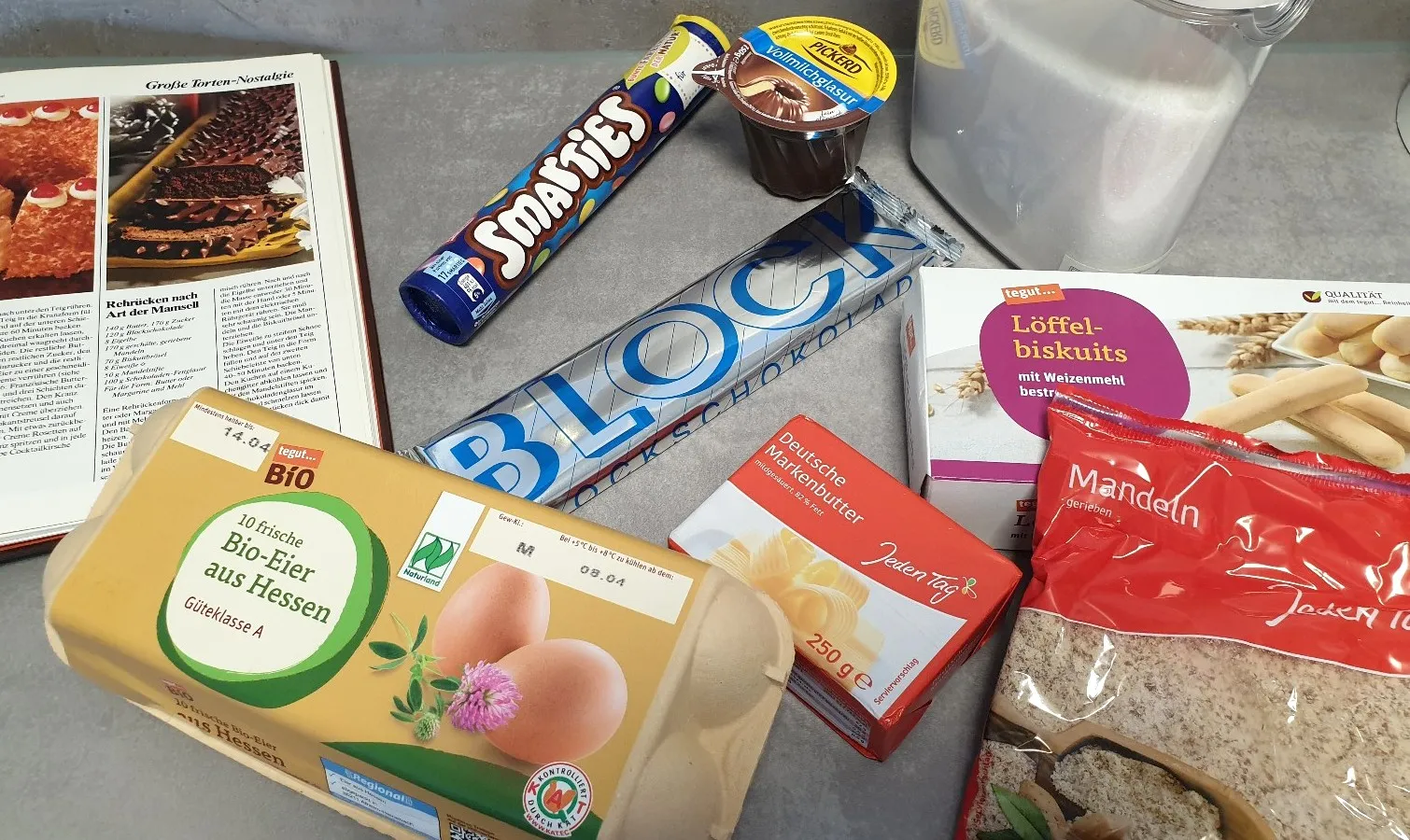 Detailaufnahme eines Rehrücken-Kuchens vor dem Backen, mit Zutaten