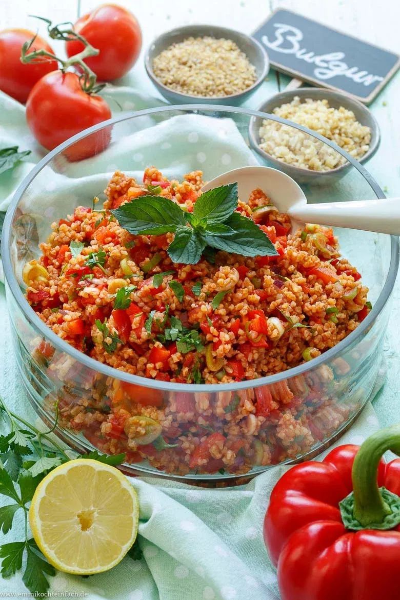 Detailaufnahme eines schnellen Bulgursalats mit frischen Tomaten, Paprika und Petersilie