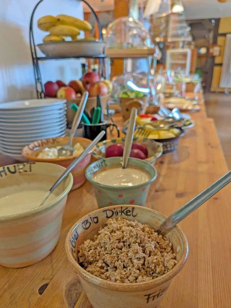 Detailaufnahme von Bio-Frischkäse und Aufstrichen auf einem Buffet