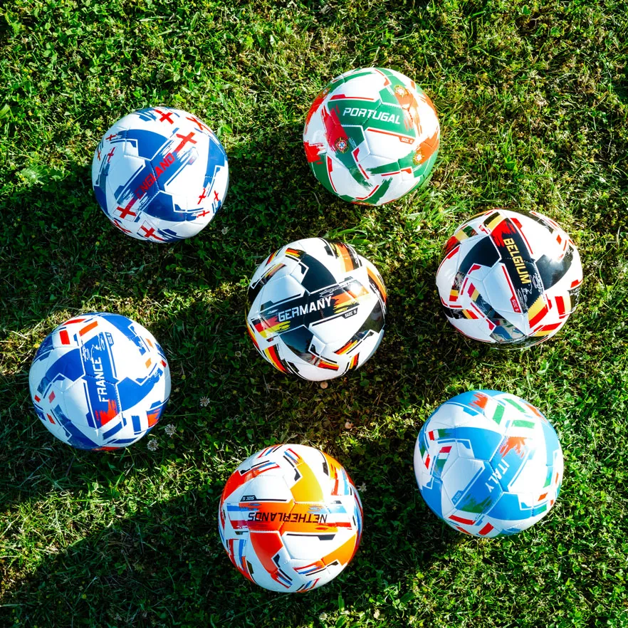 Detaillierte Ansicht des uhlsport England Fußball Balls: Qualität und Design
