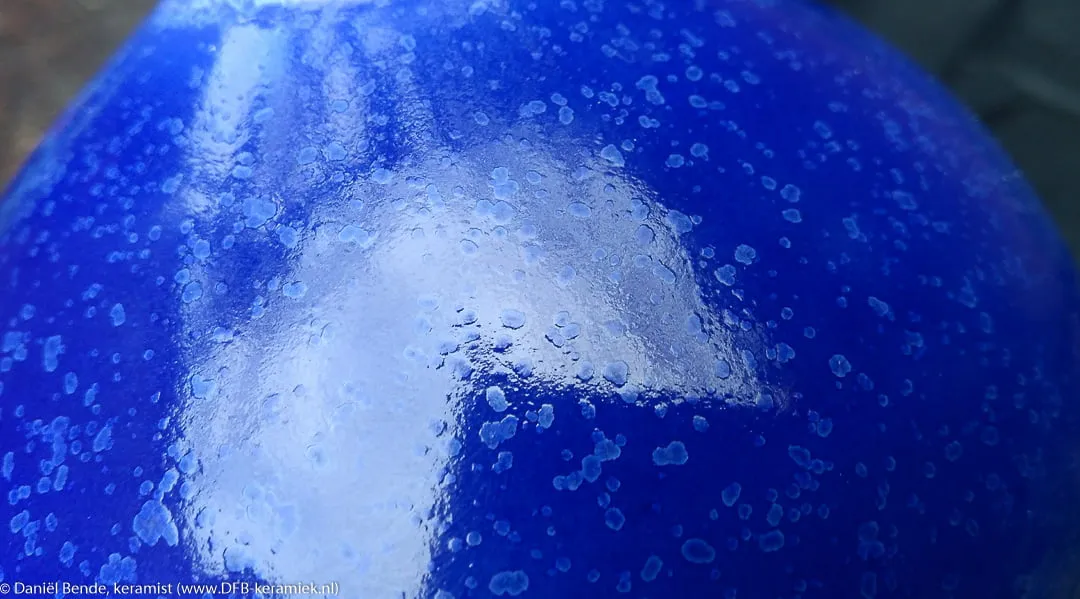 Detaillierte Ansicht einer blauen Keramikglasur, die die feinen Mikrokristalle und deren Struktur hervorhebt, gelernt in einem dfb training online Kurs