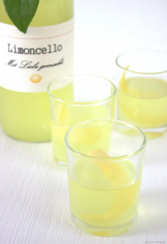Detaillierte Ansicht einer Limoncello-Flasche mit personalisiertem Etikett und dekorativem Zitronenblatt.