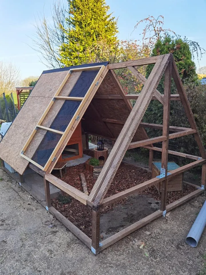 Detaillierte Ansicht eines Pyramidengeheges mit Schrägdach