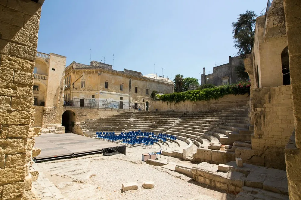 Detailreiche barocke Fassade einer Kirche in Lecce, Apulien