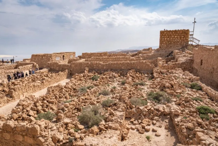 Details der antiken Wohn- und Lagerstätten innerhalb der Masada-Festung.