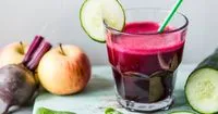 Detox-Saft mit Roter Bete, Apfel, Gurke und Spinat zur Unterstützung der Gesundheit