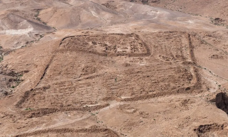 Deutlich sichtbare Spuren der römischen Belagerungsrampe bei Masada.
