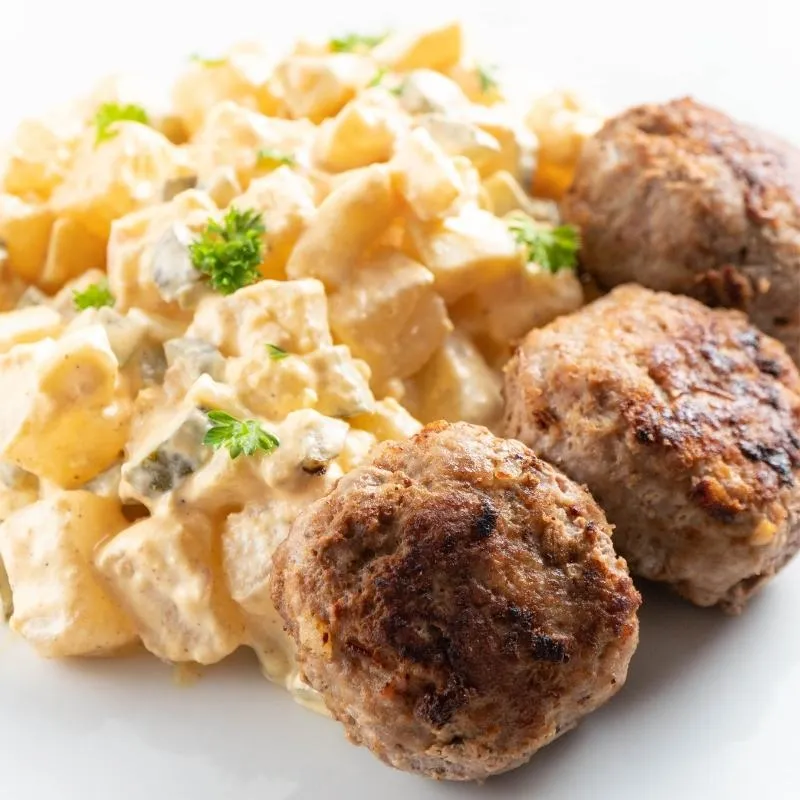 Deutsche Frikadellen Low Carb mit Blumenkohl-Kartoffelsalat als Beilage