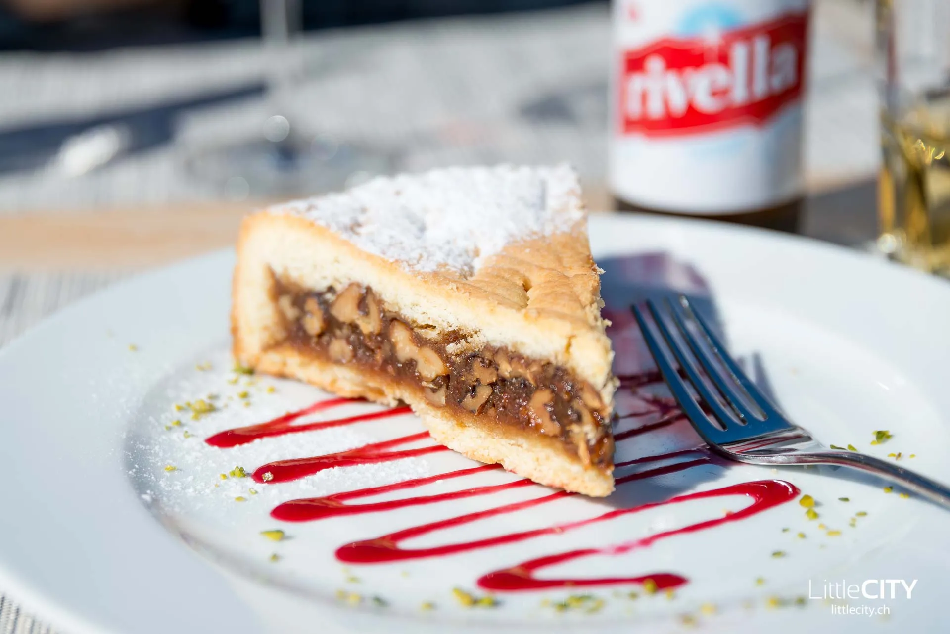 Deutsche Gerichte: Schwarzwälder Kirschtorte und traditionelle Getränke