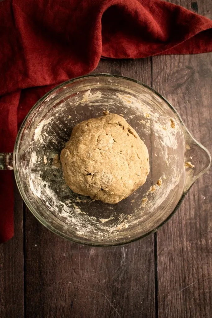 Deutscher Roggenteig in einer Glasrührschüssel.
