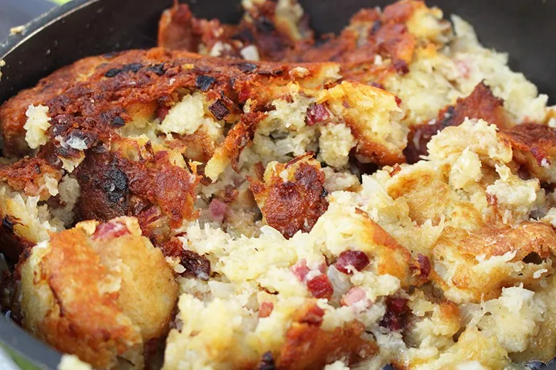 Dibbelabbes, traditioneller Kartoffelpfannkuchen mit Dörrfleisch