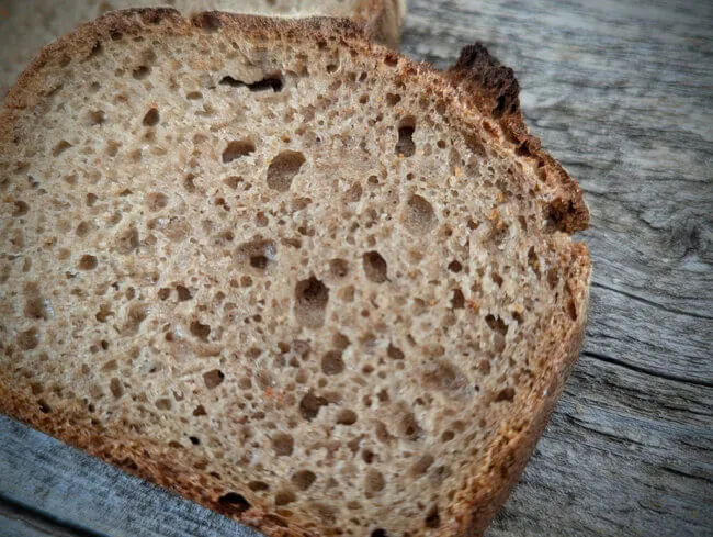 Dichte Krume des Roggenbrots mit Weizenanteil