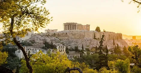 Die Akropolis in Athen bei Sonnenuntergang, ein historisch reiches Städtereiseziel für Studenten