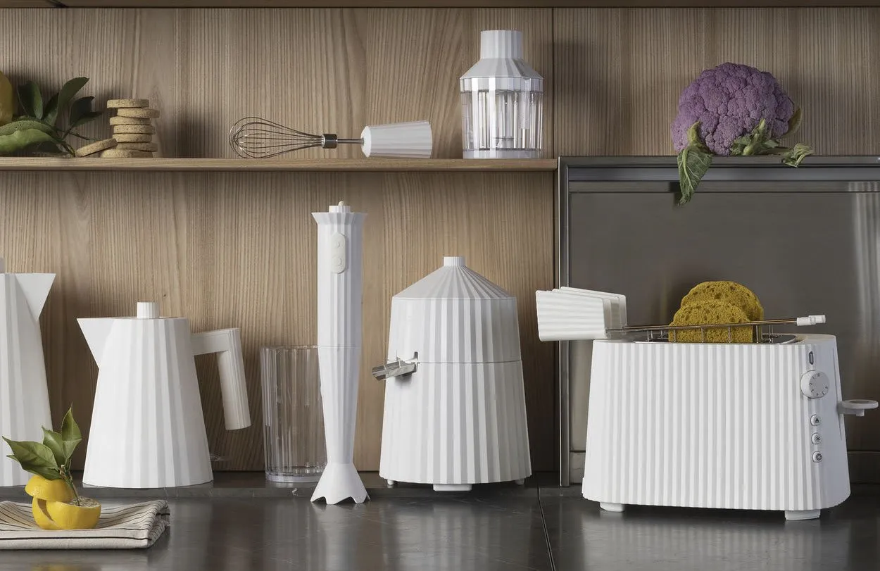 Die Alessi Plissé Kollektion in Weiß, zeigt die ästhetische Vielfalt der Serie