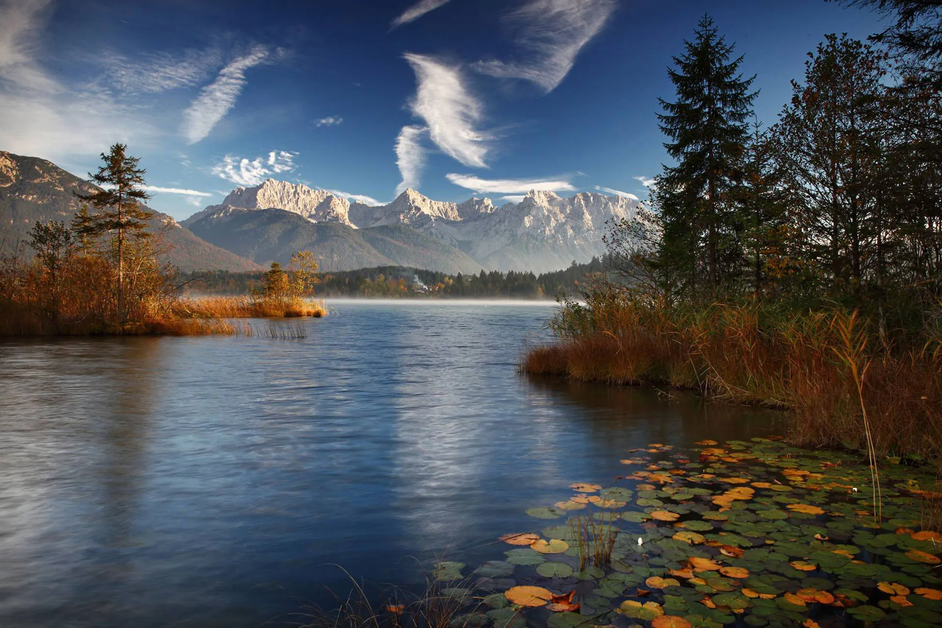 Die Alpenwelt Karwendel, eine Berglandschaft mit Seen und Gipfeln