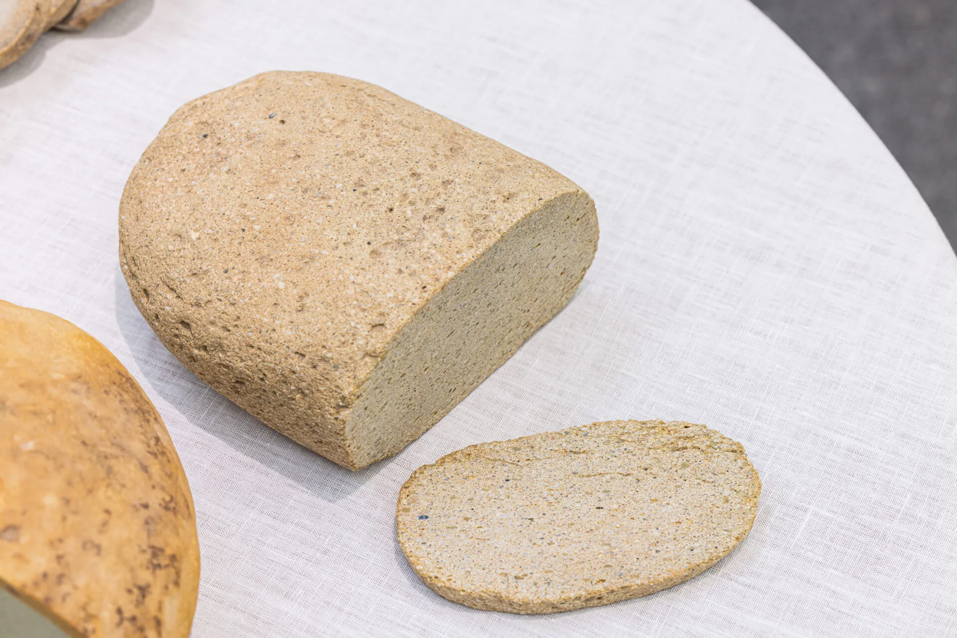 Die als Brote präsentierten Steine verweisen auf ein ukrainisches Codewort und unterstützen durch ihren Verkauf die Verteidigung der Ukraine.