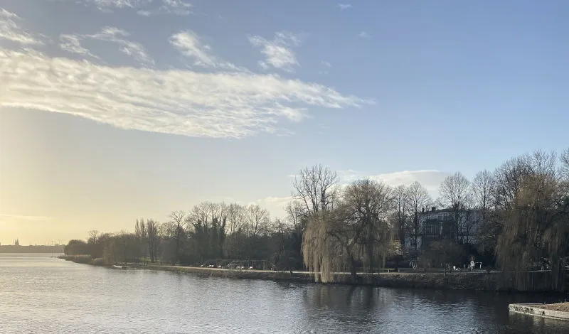 Die Alster in Hamburg, namensgebend für das Biermischgetränk Alsterwasser