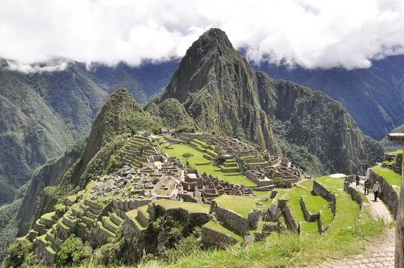 Die alte Inka-Stadt Machu Picchu in Peru, eingebettet in die Anden, ein faszinierendes archäologisches Weltwunder