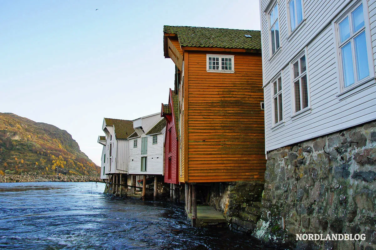 Die alten Lagerhäuser aus der Segelschiffzeit im Hafen von Sogndalstrand, ein Charme für Reisetipps Südnorwegen