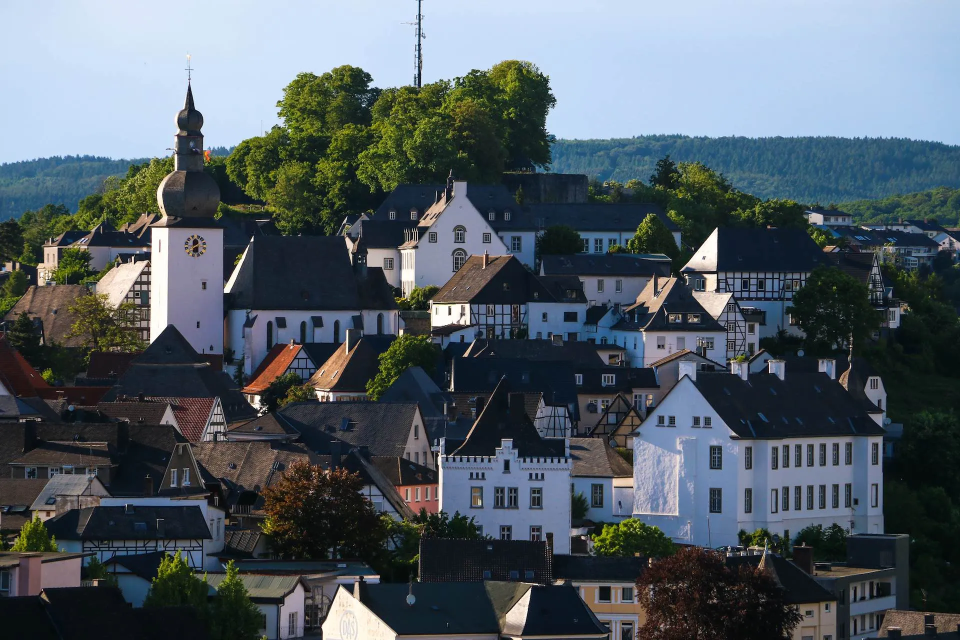 Die Altstadt thront über Arnsberg an einem sonnigen Tag