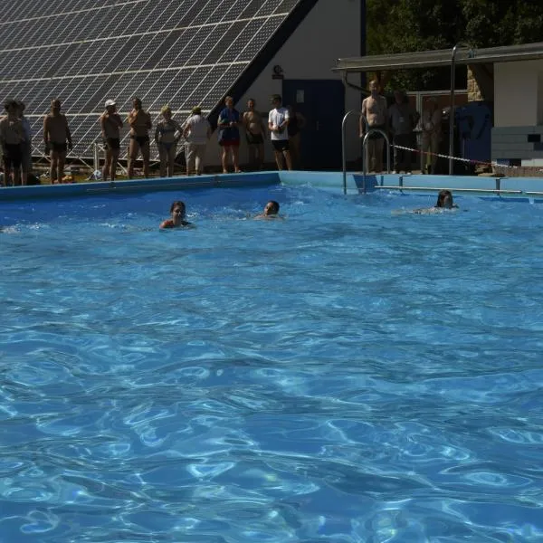 Die Anstrengung ist den Schwimmern anzusehen