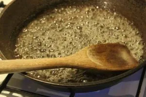 Die Äpfel kommen in die Pfanne