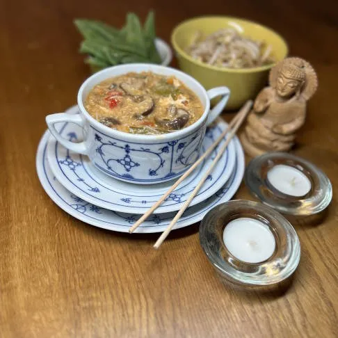 Die asiatische Küche ist fettarm und reich an frischem Gemüse – eine ideale Pekingsuppe für die Arthrose Ernährung.