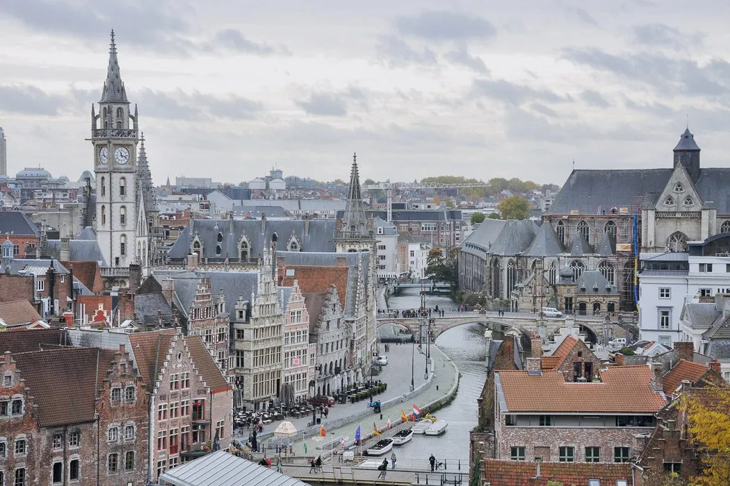 Die autofreie Genter Innenstadt mit ihrer historischen Architektur und den malerischen Grachten