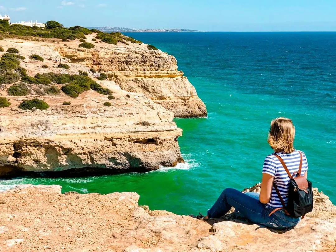 Die beeindruckende Höhle Praia de Benagil in Portugal, die durch ihre einzigartige Felsformation besticht.
