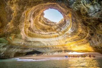 Die beeindruckende Höhle von Benagil an der Algarve