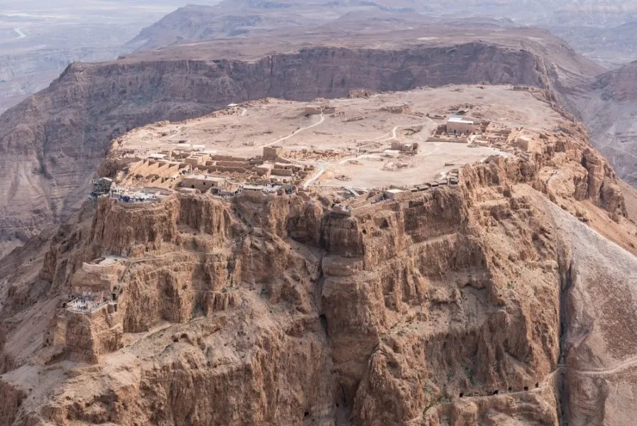 Die beeindruckende Landschaft rund um die antike Bergfestung Masada.