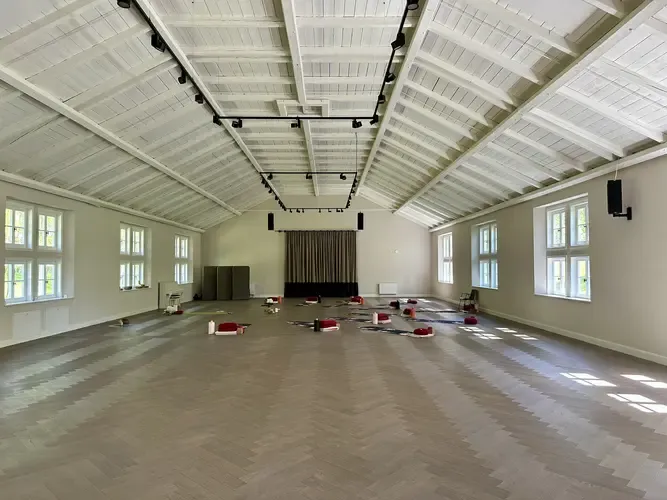 Die beeindruckende Yoga-Reethalle mit Fußbodenheizung