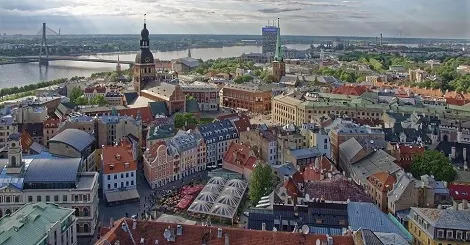 Die beeindruckenden Jugendstilgebäude in der Altstadt von Riga, Lettland, perfekt für einen studentischen Urlaub