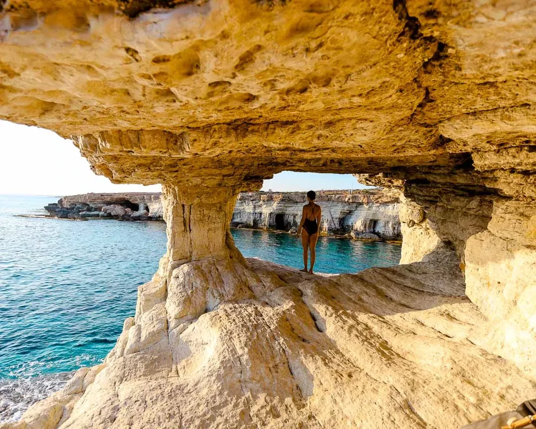 Die beeindruckenden Sea Caves auf Zypern, geformt durch die Brandung und umgeben von klarem Mittelmeerwasser.