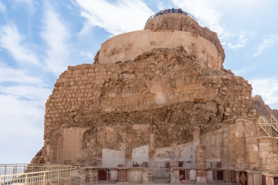 Die beeindruckenden Terrassen des Nordpalastes von Herodes dem Großen in Masada.