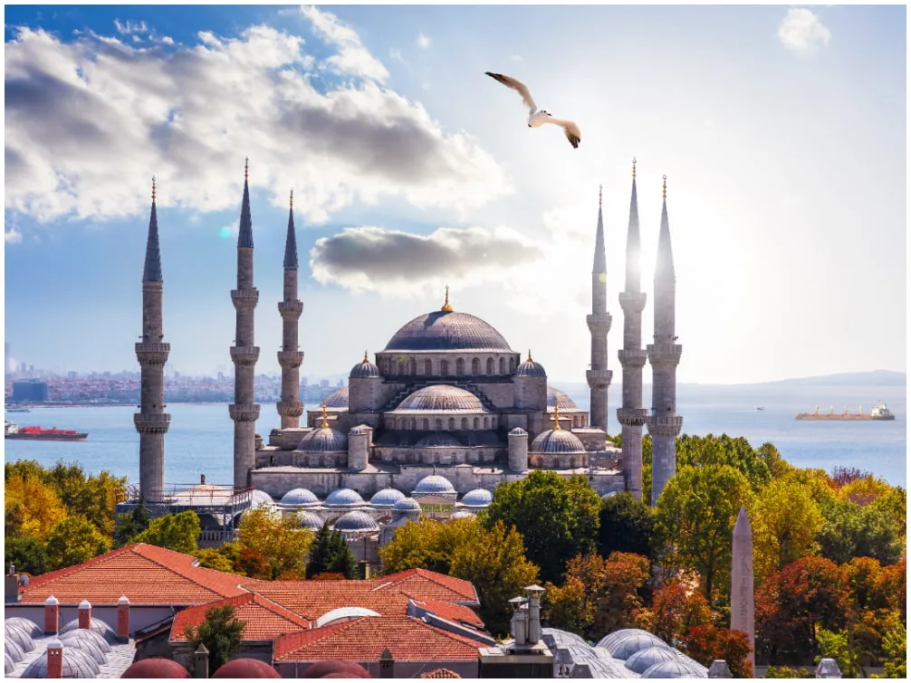Die berühmte Blaue Moschee (Sultan-Ahmed-Moschee) in Istanbul, ein architektonisches Meisterwerk mit sechs Minaretten und imposanter Kuppel, strahlt unter einem blauen Frühlingshimmel im April.